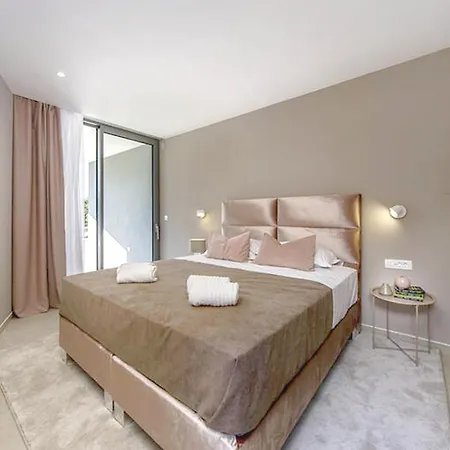 Beautiful Holiday Homesplitska * Splitska