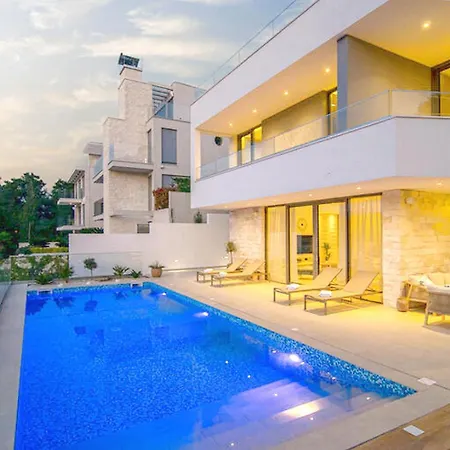Beautiful Holiday Homesplitska * Splitska